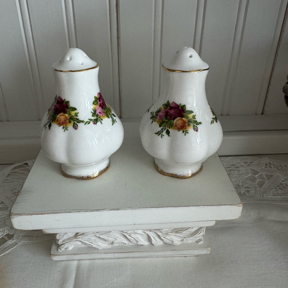 Royal Albert Old Country Roses Salt & Pepper Shakers EUC - Picture 3 of 5
